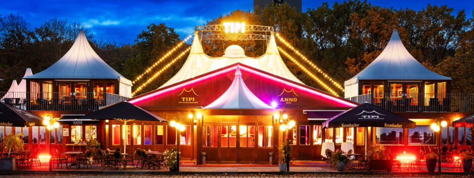 Das Theater Tipi am Kanzleramt in der Abenddämmerung